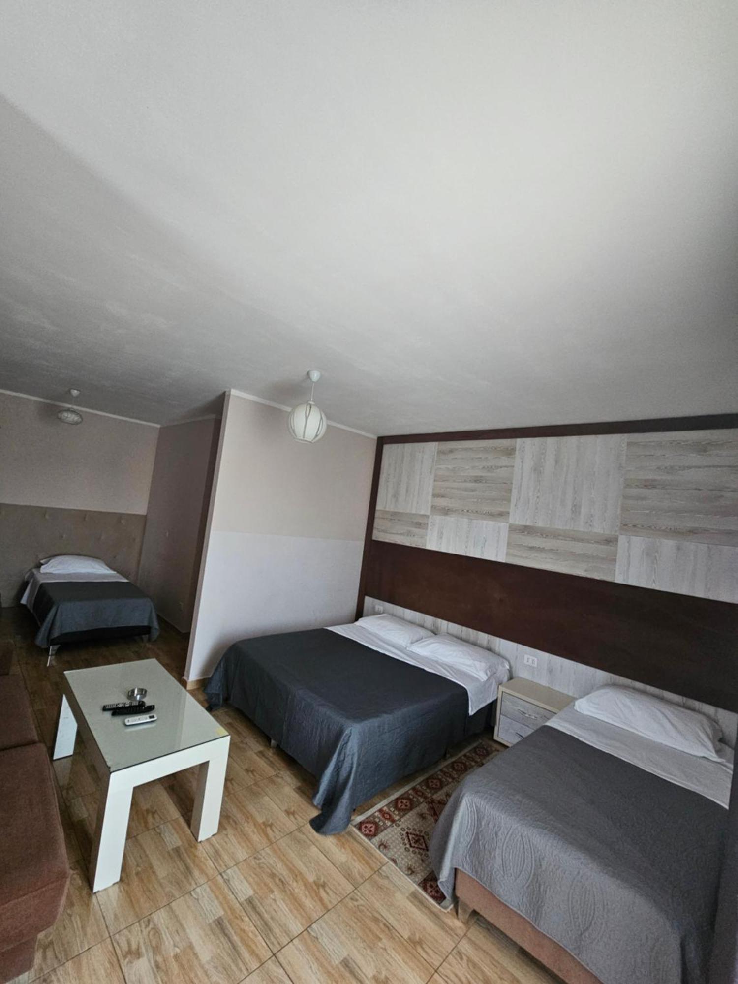 Hotel 045 Shkodër Esterno foto